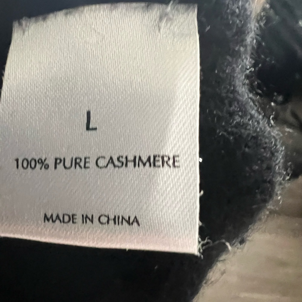 TSE 100% cashmere Bermuda shorts in black - Picture 2 of 5